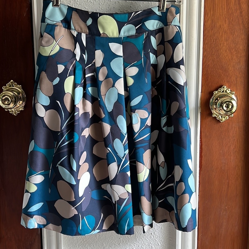 Ann Taylor size 6 skirt soft and silky Skirt.